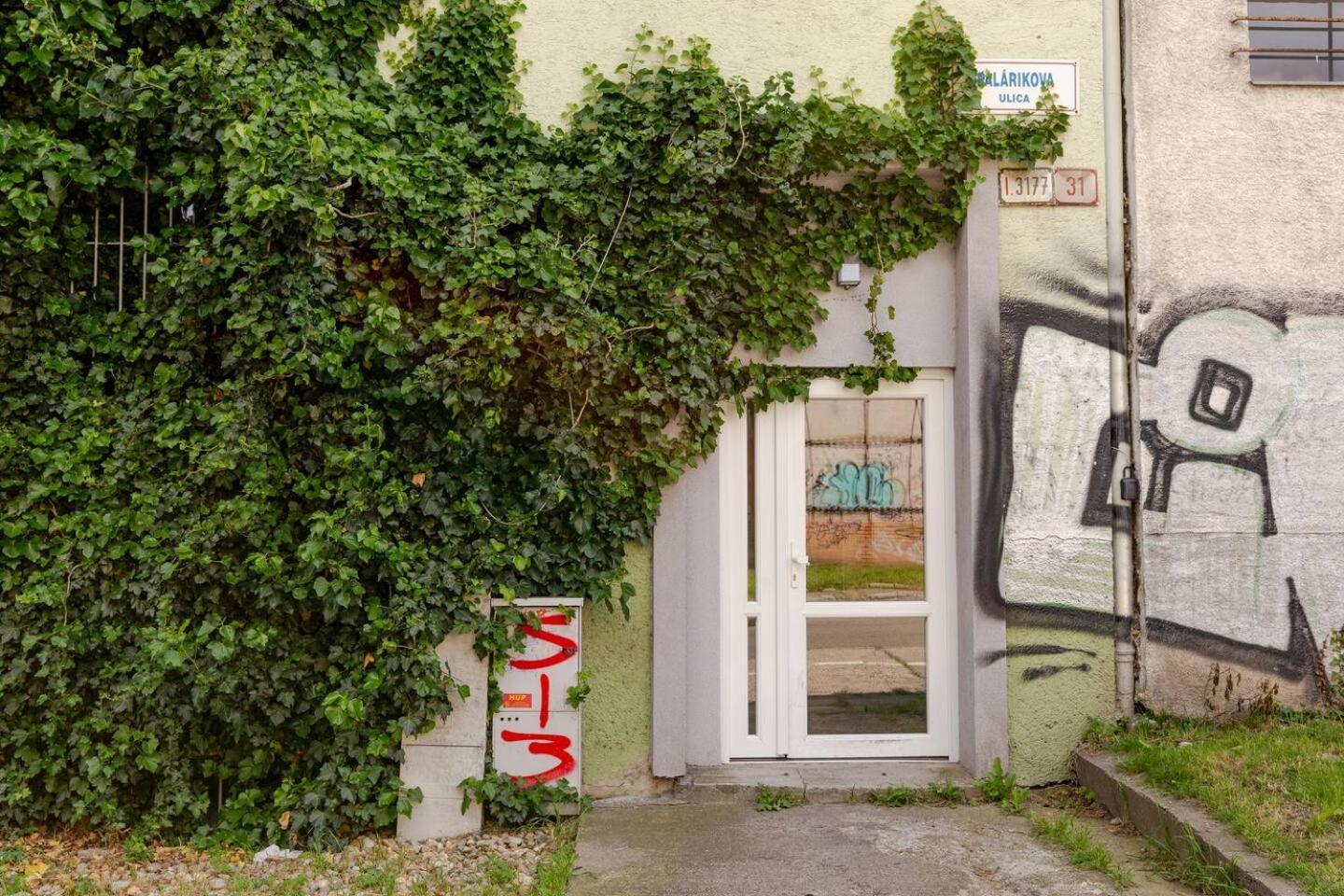 Sage Apartment Train Station Bratislava Buitenkant foto